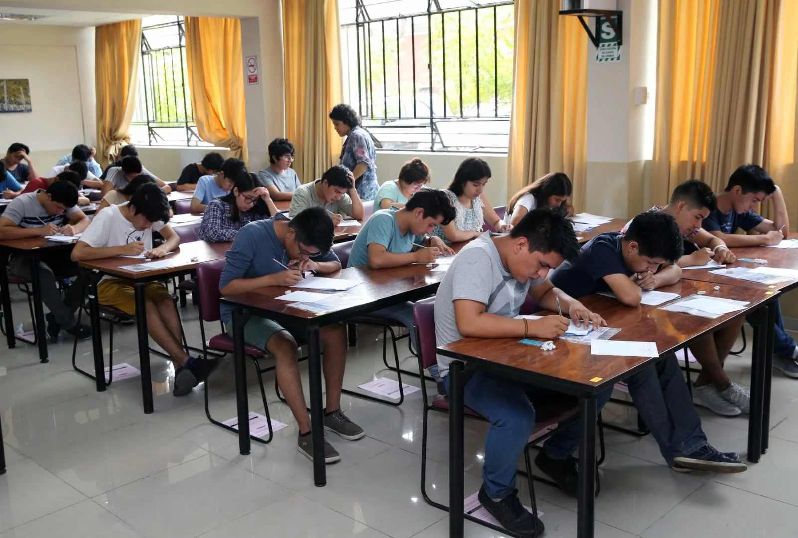 "¿Derecho universal o privilegio de consumo?: el  ingreso universitario en el Peru